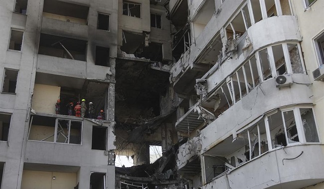 Ante los ataques rusos los bomberos y militares han comenzado a desalojar a los vecinos.