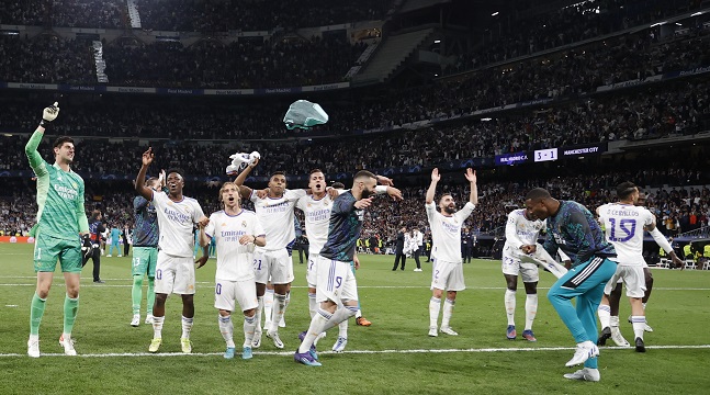 Los jugadores del Real Madrid celebran una nueva hazaña al llegar a la gran final de la Liga de Campeones ante el Liverpool.