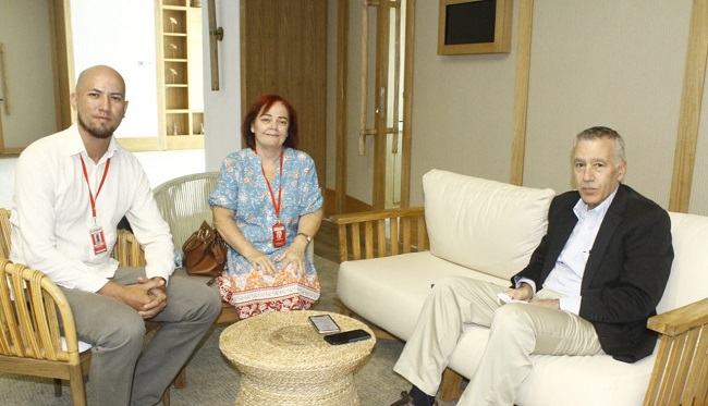 Entrevista exclusiva con el embajador de Estados Unidos en Colombia. En la imagen, de izquierda a derecha César Barrera, periodista; Cecilia Vives, editora de EL INFORMADOR; y Philip S. Goldberg, diplomático estadounidense.