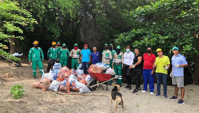 Un gran grupo participó de la primera jornada de limpieza en Playa Dormida para salvar los manglares.
