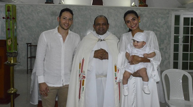 Juan Felipe con sus padres, Ángela Jácome y Felipe Campo, y el Padre Moisés García.