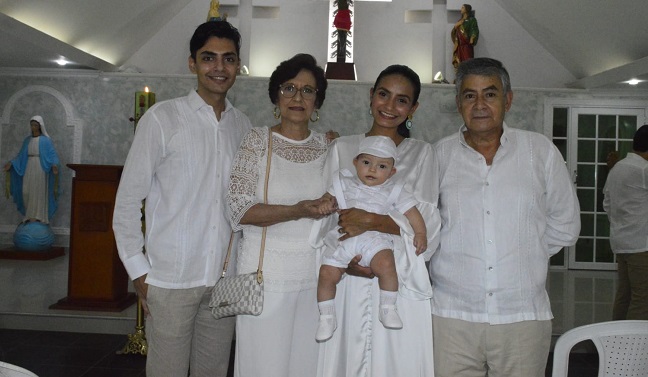 El bautizado acompañado de su abuela materna y nueva madrina, Ángela Gómez, Jairo Jácome y su tío, Carlos Jácome.