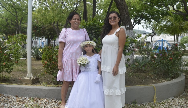 Amy Ferradanes acompañada de Jeila Bermúdez, y su abuela, Luz Estela Gutiérrez.
