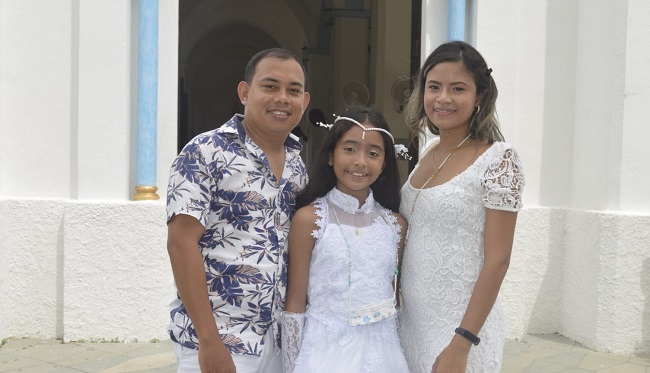 Ariana Michel Rodríguez Cantillo con sus padres, Kelly Cantillo y Yasir Rodríguez.
