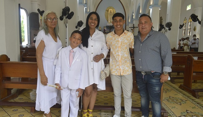 Juan Sebastián Vilardy acompañado de sus padres, Yeselis Manjarrez y Gino Vilardy, su hermano, Adrián Vilardy y Rosario Márquez.