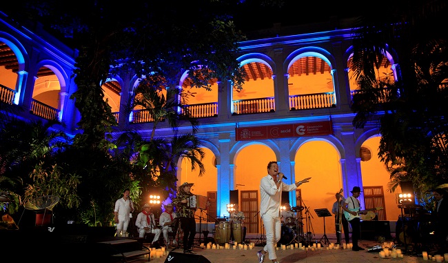 El samario Carlos Vives tras participar en una charla virtual con el escritor colombiano Juan Gossaín, encuentro que incluyó un concierto sin público en el que Vives interpretó temas de su álbum Cumbiana, en Cartagena.