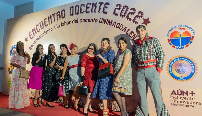 Con una temática de los años 60, la Universidad del Magdalena continúa celebrando sus seis décadas de fundación y en esta ocasión los encargados de retroceder en el tiempo fueron los diferentes docentes, profesores y maestros que día a día enriquecen la academia en la Alma Máter.