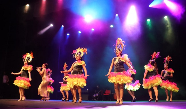 Un grupo selecto de docentes de esta casa de estudios fue el encargado de llevar la música de la época al escenario, boleros, rock and roll, la sonora matancera de Celia Cruz y las Mulatas de Fuego, entre un sin número de presentaciones que se robaron las miradas de los asistentes.