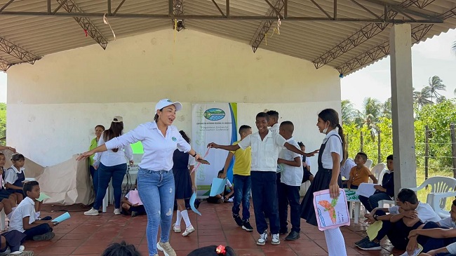 Los niños entre los 8 y 14 años reciben orientación sobre el cuidado de la flora y la fauna.