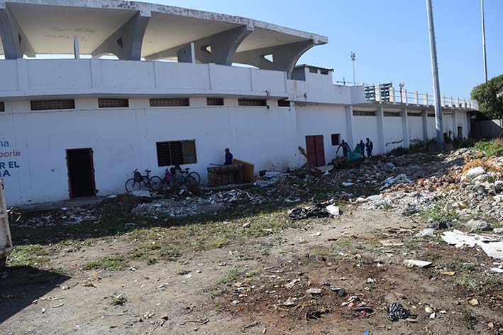 El escenario que fue entregado al Distrito por parte de la Gobernación del Magdalena hoy se ha convertido en un albergue de basura.
