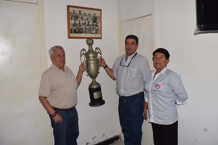 El presidente del club Unión Magdalena, José María Campo Alzamora y José Gregorio Sánchez Pinedo, alzando el trofeo.