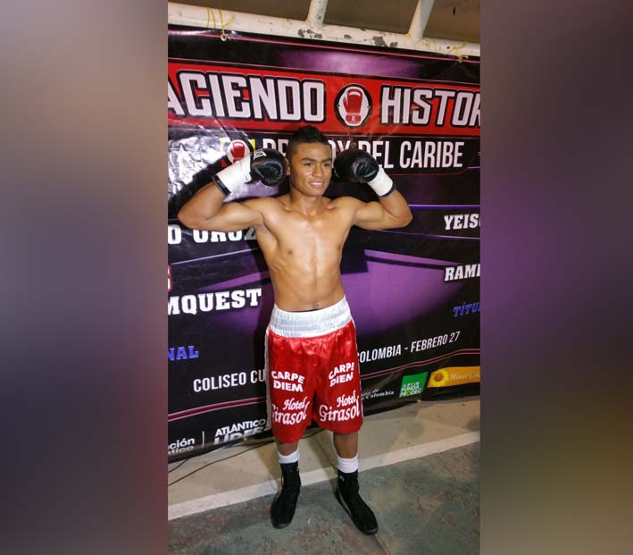 Rubén ‘Puño de piedra’ Hernández, alza los brazos en señal de victoria, en su tercera pelea a nivel profesional.