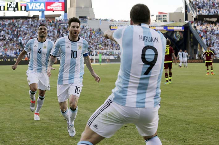 Gol, récord y clasificación a las semifinales. Fue una noche redonda para Lionel Messi y la selección de Argentina en la Copa América Centenario.