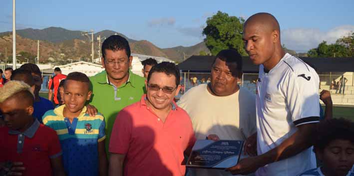 El alcalde Rafael Martínez  le hizo entrega de la placa conmemorativa, resaltando la trayectoria deportiva del jugador.