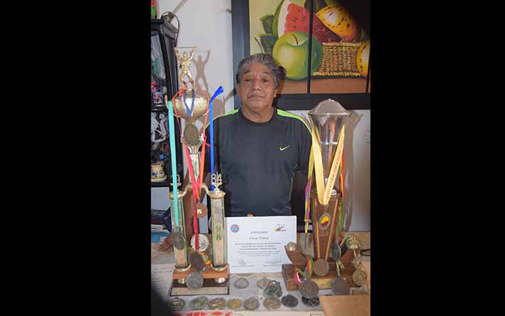 Algunos de los trofeos, medallas y diplomas obtenidos por el pesista en competencias nacionales e internaciones a lo largo de su carrera.