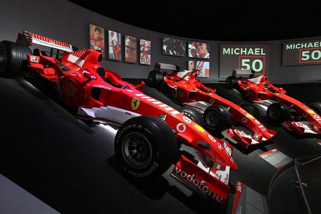 Michael Schumacher llega la mitad del centenario y su equipo amado le reconoce con una inauguración