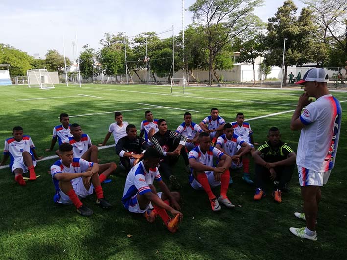 Luis Zuleta en charla técnica con los jugadores de la Selección Magdalena.