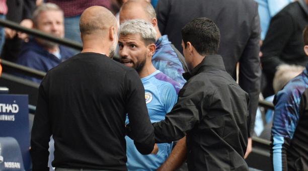 Momentos cuando el entrenador del Manchester City, Pep Guardiola, y su delantero Sergio 'Kun' Agüero protagonizaron una fuerte discusión después de que el técnico decidiera sustituir al delantero.
