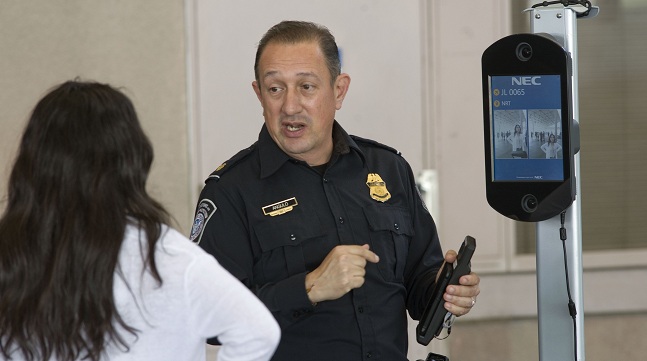 La querella, presentada en un tribunal federal de San Diego, alega que la salvadoreña Adaluz López Martínez y su hija estuvieron en custodia durante más tiempo establecido por el Acuerdo Flores.