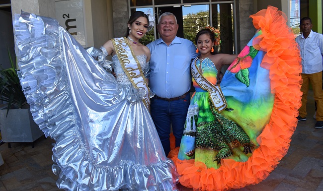 Luis Alberto Tete Samper, alcalde de Ciénaga, junto con las reinas del Carnaval del Caimán Cienaguero 2020.