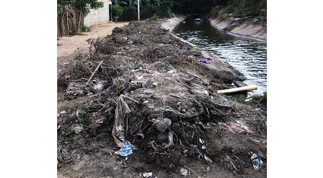La comunidad pide a Asoriofrio una correcta disposición de los residuos dejados en la orilla del canal de agua.