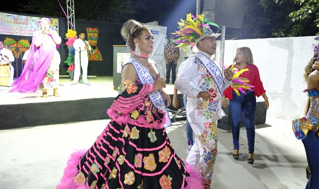 Pamela Ibañe y el Rey Momo Arnol Viloria.
