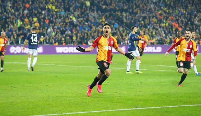 Radamel Falcao se hizo presente con un gol en la victoria del Galatasaray 3-1 ante Feberbahce.