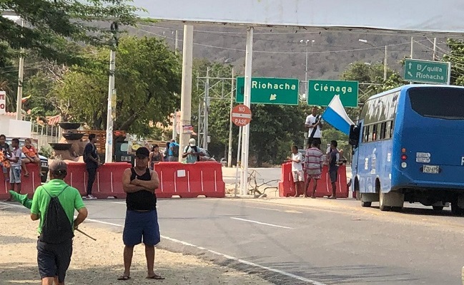 Los habitantes del barrio 11 de Noviembre, tprotestaron y bloquearon la Troncal que comunica a Bonda y la Guajira. Foto Redes sociales