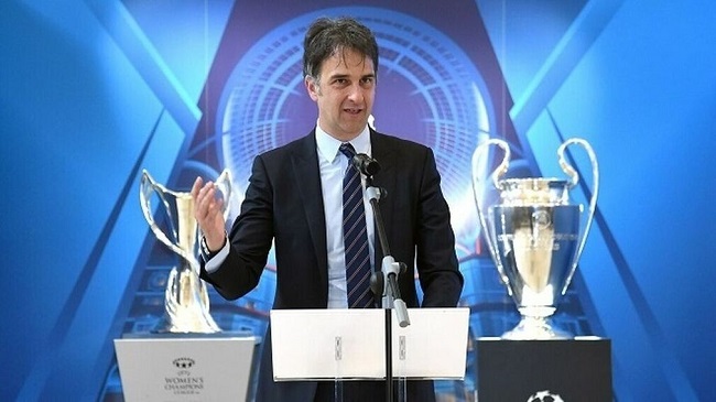 Michele Uva, oficia como vicepresidente de la UEFA.