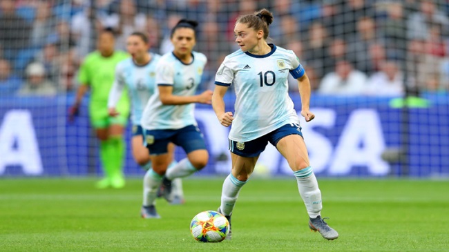En el fútbol femenino, abordaron la opción de incluir las nuevas fechas del torneo olímpico de fútbol en el calendario internacional.