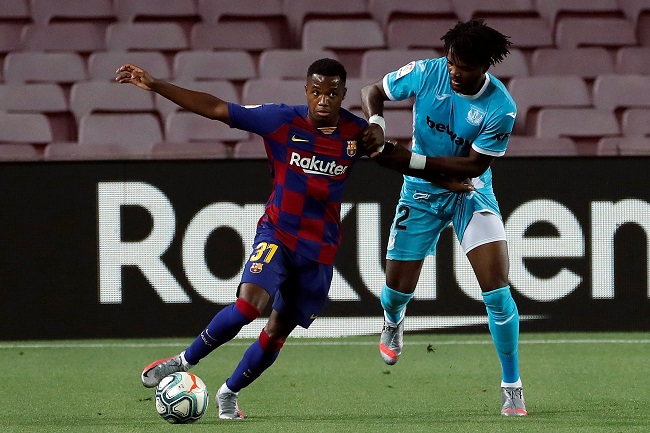 El delantero del FC Barcelona Ansu Fati   juega un balón ante Chidozie Awaziem, del Leganés.