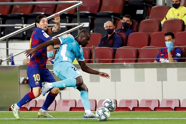Messi disputa un balón ante el centrocampista francés del CD Leganés, Ibrahim Amadou.