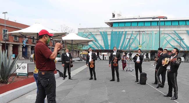 Un grupo de personas contrata mariachis en la Plaza Garibaldi, este domingo, para enviar virtualmente canciones para festejar el día del padre, en Ciudad de México.