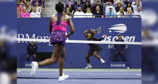 El primer encuentro entre ambas hermanas en el WTA Tour se produjo en el Abierto de Australia de 1998, en el debut de Serena en un Grand Slam.