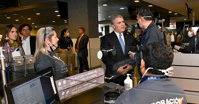 El transporte aéreo también entrará en funcionamiento con la aplicación estricta de todos los protocolos de bioseguridad y dependiendo de la tasa de contagios en cada territorio.