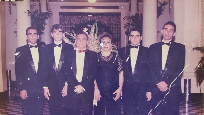 De izquierda a derecha: Carlos Alberto, Mauricio José, Jaime Alfredo Noguera Linero, con su esposa Ana Beatriz Serrano De Noguera, Juan Carlos y Jaime Alfredo Noguera Serrano.