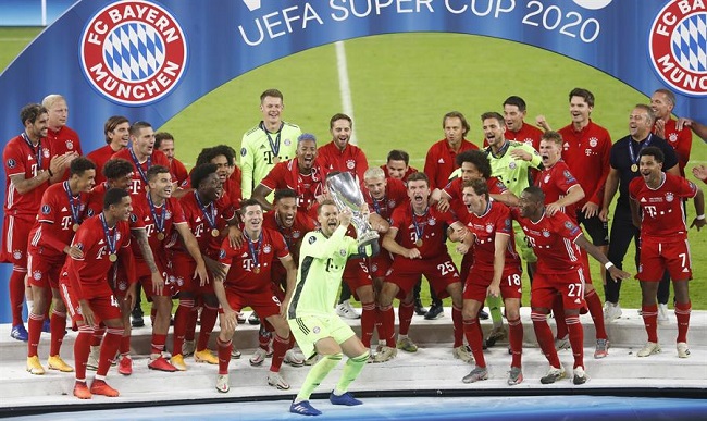 El portero Manuel Neuer, capitán del Bayern Múnich, levantó al cielo de Budapest el trofeo que acredita al equipo bávaro como ganador de la Supercopa de Europa, tras superar en la prórroga al Sevilla por 2-1.