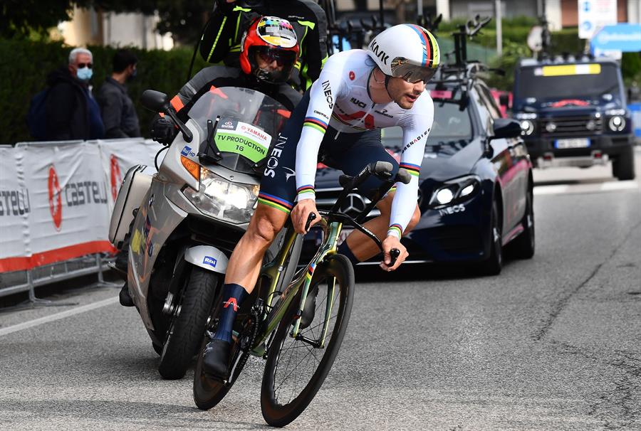 Filippo Ganna (Ineos) ganó la etapa decimocuarta contrarreloj del Giro de Italia, sobre un recorrido de 34,1