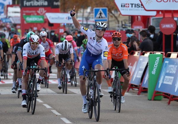 La cuarta etapa de la Vuelta fue ganada por el irlandés Sam Bennett quien metió la rueda en los últimos centímetros para vencer a Jasper Philipsen