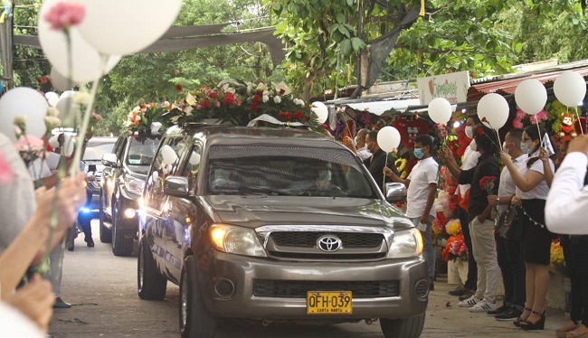 Ciudadanos con globos blancos despidieron a la mamá del gobernador del Magdalena Carlos Caicedo y a sus familiares, en la entrada de Jardines de Paz.