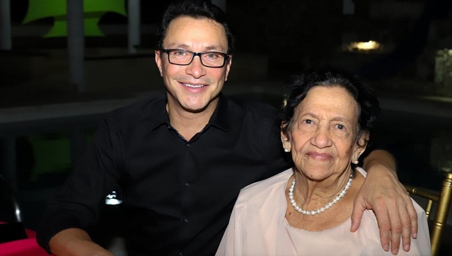El gobernador del Magdalena Carlos Caicedo con su señora madre Dora Omar Corro.