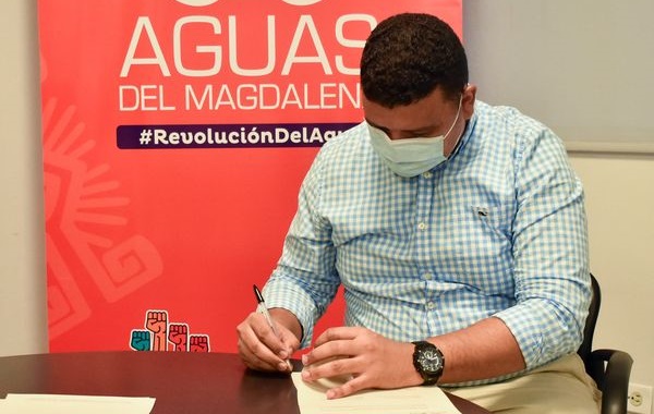 El alcalde de Concordia, Eliseo Barraza, en la firma del acuerdo para la construcción del relleno.