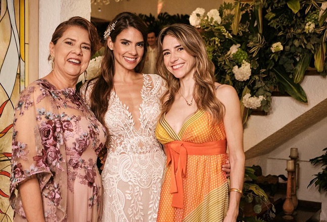 La novia, quien lució un vestido diseñado por Beatriz Camacho, aparece en compañía de su madre, Alicia Abello de Ceballos, y su hermana Isabel Cristina Ceballos Abello.
