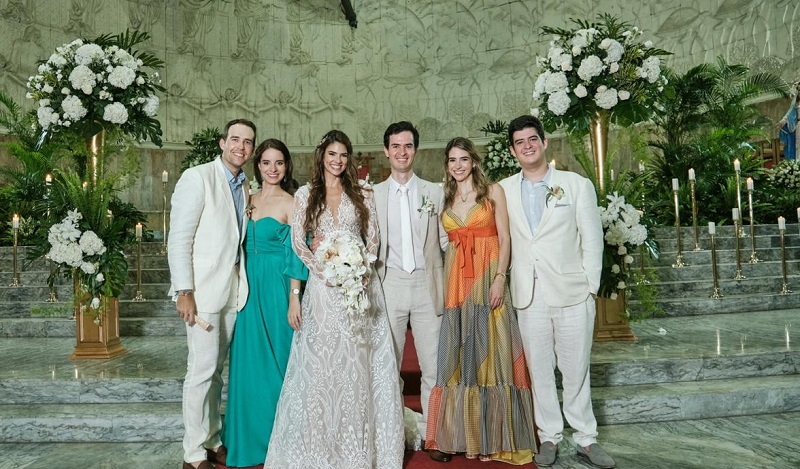 Andrés Puche, Daniela Donado, Laura y Pedro; y los padrinos de matrimonio, Isabel Ceballos Abello y Andrés Julián Donado Palacio.