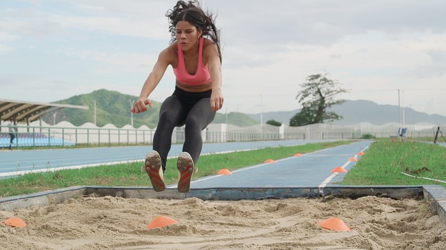 La atleta samaria, Estrella Marina Lobo, fue una de los seis deportistas que logran ganar beca por 25 millones de pesos gracias a su excelente desempeño en competencias.