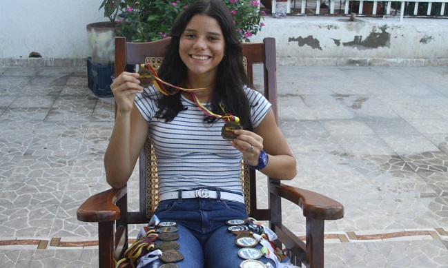 Estrella Marina Lobo Contreras, exhibe con orgullo las medallas que ha logrado en cada competencias a las que ha asistido.