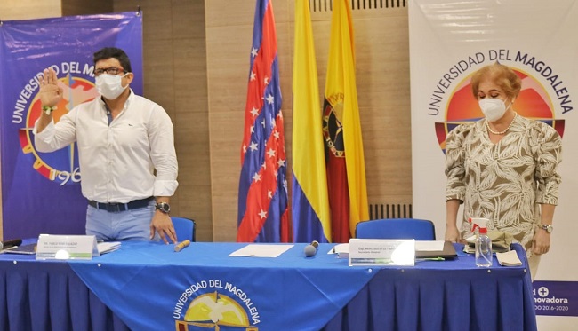 La posesión del rector fue presida por Adriana López Jamboos, delegada del Ministerio de Educación Nacional.