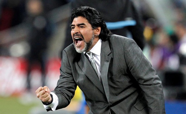 Diego Aemando Maradona, con temperamento termino dirigiendo a  Gimnasia La Plata en su país.
