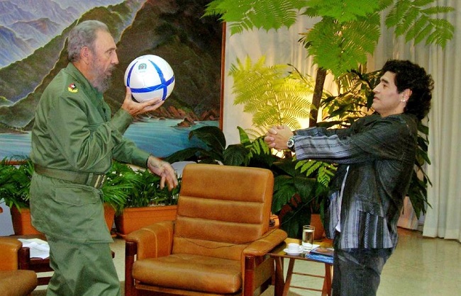 La estrella del fútbol mundial con su entrañable amigo, Fidel Castro