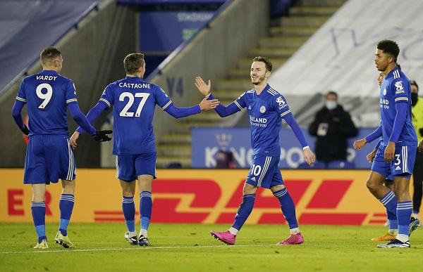 Leicester se subió a lo más alto de la tabla en la Premier tras vencer al Chelsea.